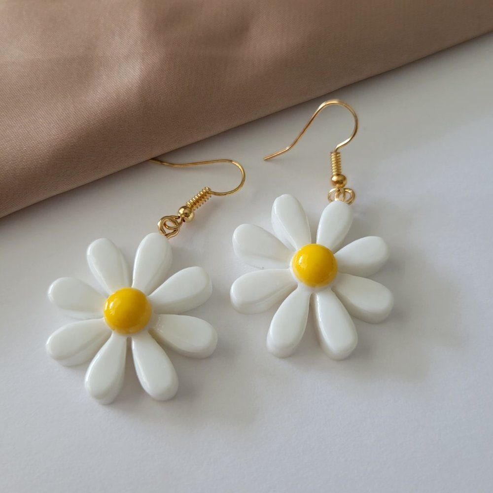 7/$35 White Flower Earrings Daisy Statement Earrings - Picture 7 of 10